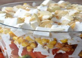 Sałatka warstwowa z brokułem i kurczakiem