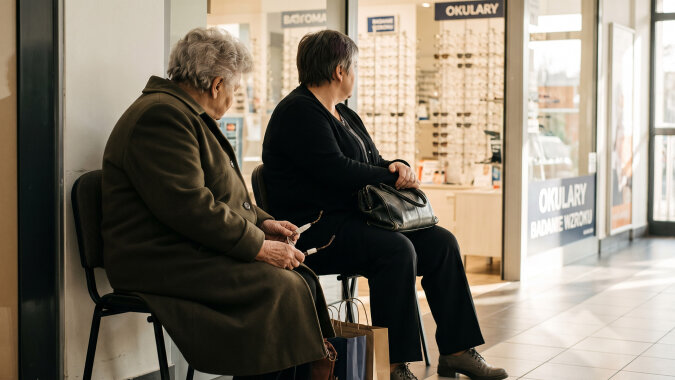 Mama od trzech lat mieszka u brata, "niczego jej tam nie brakuje". W październiku poprosiła, żebym zapłaciła za jej nowe okulary. W kolejce do optyka powiedziała, że emeryturę od dwóch lat odbiera Romek, a jej daje sto złotych na tacę