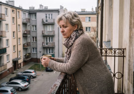 Po śmierci ojca poszłyśmy z siostrą do notariusza. Myślałam, że dzielimy po połowie. Notariusz odczytał, że mieszkanie ojciec darował siostrze jeszcze w 2019 - była przy tym, podpisała. Siedziała obok mnie i milczała