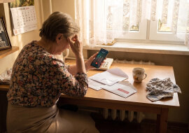 Poręczyłam wnukowi kredyt na mieszkanie, bo "bank inaczej nie da, babciu". Rok później zadzwonił windykator - rat nie ma od pół roku, a wnuk zablokował mój numer. Zajmą mi emeryturę