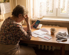 Poręczyłam wnukowi kredyt na mieszkanie, bo "bank inaczej nie da, babciu". Rok później zadzwonił windykator - rat nie ma od pół roku, a wnuk zablokował mój numer. Zajmą mi emeryturę
