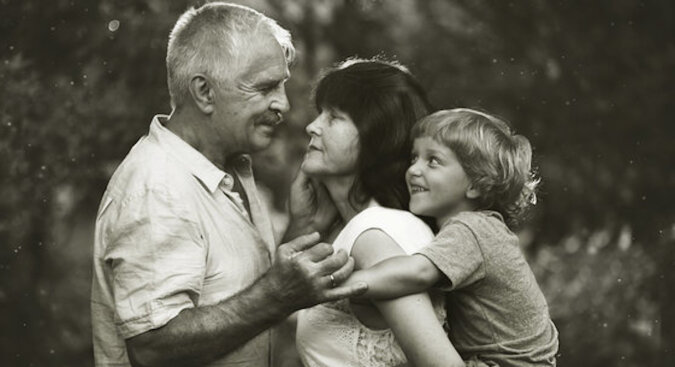 Miłość dziadków do wnuków jest nieporównywalna z niczym innym. Bardzo wzruszający projekt fotograficzny „Pokolenia”
