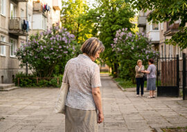 Straciłam słuch na jedno ucho po pięćdziesiątce - wstydziłam się prosić ludzi, żeby powtarzali. Sąsiadka, z którą ledwo się znałam, zaczęła siadać zawsze po mojej prawej stronie
