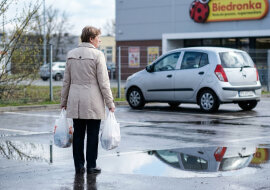 Mama przepisała działkę na siostrę, bo miała trudniej. Ja się zgodziłam, bo rodzice prosili. Teraz siostra ją sprzedała. Kiedy powiedziałam mamie, usłyszałam: "Nie bądź zazdrosna, ty zawsze sobie radzisz"