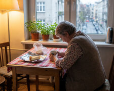 Mam sześćdziesiąt siedem lat i sprzątam klatki schodowe w dwóch blokach, żeby dokładać córce do przedszkola. Na imieninach szwagierka powiedziała, że to piękne, że mi się jeszcze chce. Córka nie powiedziała nic