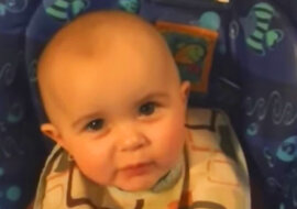 Matka postanowiła zaśpiewać dla swojego dziecka. Jego reakcja na śpiew była wzruszająca