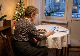 Powiedziałam córce, że jej mąż pożyczył ode mnie dziesięć tysięcy "na samochód" i od dwóch lat nie oddał ani złotówki. Wigilię córka zrobiła w tym roku u siebie, dla całej rodziny. Mnie przysłała esemesa z życzeniami