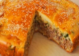 Obfita i smaczna kolacja: ciasto z mięsem mielonym zapiekane w piekarniku