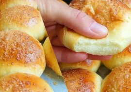 Puszyste i aromatyczne bułeczki z jabłkami i cynamonem