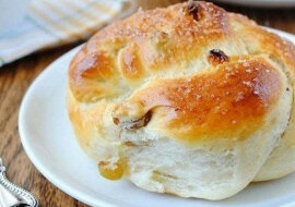 Pikantne bułeczki z rodzynkami: bardzo delikatne i pyszne