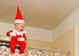 Urocza świąteczna sesja zdjęciowa dziecka podobnego do elfa zauroczyłą internautów