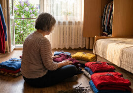 Przez czterdzieści lat robiłam na drutach swetry dla całej rodziny - nikt ich nie nosił, ale co roku robiłam kolejne. Kiedy sprzątałam szafę syna, znalazłam na samym dnie wszystkie - każdy złożony i owinięty w papier, podpisany moim imieniem i rokiem