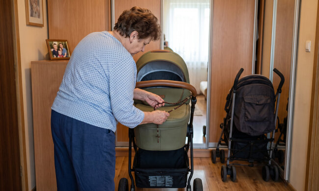 Na narodziny wnuczki kupiłam wózek za trzy tysiące dwieście, trzy w jednym. W październiku szukałam na OLX-ie fotelika dla sąsiadki i wyskoczył mi ten sam model z naszego osiedla: "prawie nieużywany, okazja"