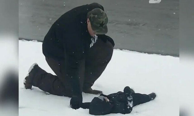 Ojciec próbował nauczyć syna, jak zrobić śnieżnego anioła i stał się sławny w Internecie