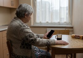 Wnuczka ma 16 lat i nigdy do mnie nie dzwoni. Wczoraj zadzwoniła. Myślałam, że w końcu chce pogadać - a ona zapytała, czy mogę przelać jej pieniądze na telefon, bo mama nie chce