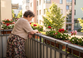 Mąż umarł w lipcu; jego telefon doładowuję, bo w nim zdjęcia wnuków. W sobotę zawibrował: "Przyjedziesz na Mazury we wrześniu jak co roku? Klucz u sołtysa". Nigdy nie byliśmy na Mazurach