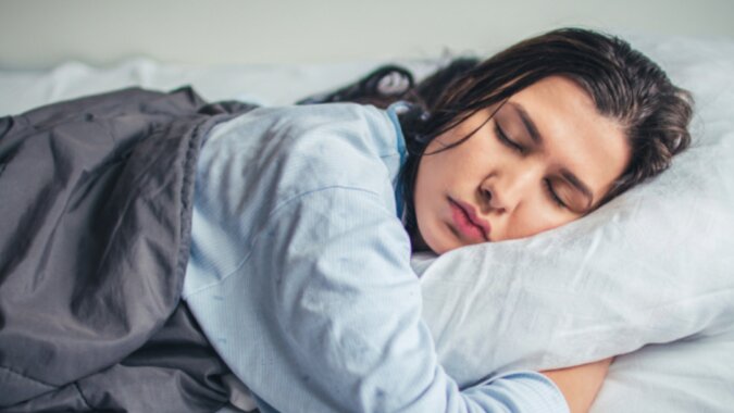 Lekarze ustalili, która pozycja do spania jest najbardziej zdrowa