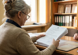 Syn poprosił, żebym podpisała jakieś papiery u notariusza. "Formalność, mamo, nic ważnego". Notariusz spojrzał na mnie i zapytał, czy na pewno rozumiem, co podpisuję. Dopiero wtedy przeczytałam