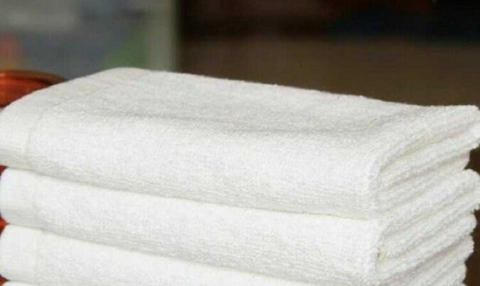 Jak przywrócić ręcznikom biały kolor bez gotowania i prania