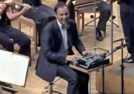 To, na czym gra ten mężczyzna wywołuje uśmiech u widzów. Gdy utwór się kończy, publiczność jest zachwycona