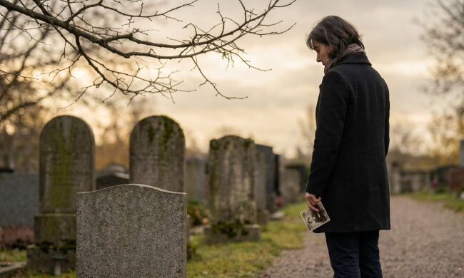 Mama zmarła w listopadzie. Sprzątając jej szafę, znalazłam kopertę z napisem "Otwórz, jak mnie nie będzie". W środku było zdjęcie mężczyzny, którego nigdy nie widziałam, i akt urodzenia na inne nazwisko