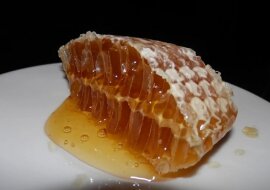 Czy można połykać wosk podczas jedzenia plastra miodu?