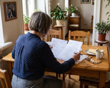 Mama mieszka u brata, a emerytura wpływa na konto, które założyli razem, "żeby mama nie chodziła na pocztę". Na moich imieninach zapytała przy kawie, czy pożyczę jej na nowe okulary. "Oddam ci, jak Darek da mi kieszonkowe"