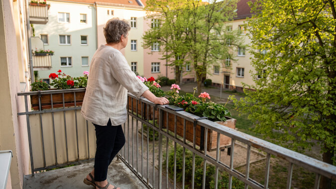 Na Dzień Matki dzieci złożyły się na opaskę z czujnikiem - puls, kroki, upadki. "Teraz będziesz bezpieczna, mamo". Od maja nikt nie zadzwonił zapytać, jak się czuję. Syn mówi, że po co, przecież w aplikacji widzi, że "u babci wszystko gra"