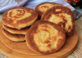 Szklanka kefiru, jedno jajko i trochę sera: przepis na szybkie tortille serowe na kefirze na patelni