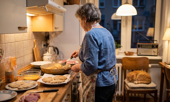 W piątek młoda sąsiadka płakała na klatce: catering odwołał wesele "z przyczyn losowych", szesnaście osób, sobota. Do rana smażyłyśmy z Wandą kotlety. Pan młody do dziś mówi do mnie "szefowo"