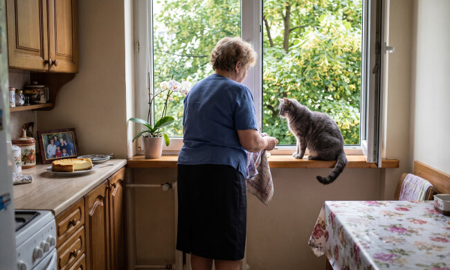 Syn zostawił mi kota "tylko na czas przeprowadzki, mamo, dwa tygodnie". To było przed Wielkanocą. Kupuję już szósty worek żwirku. W niedzielę wnuczka powiedziała przy obiedzie, że tata Filemona nie zabierze, "bo w nowym mieszkaniu są jasne kanapy"