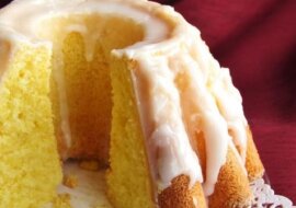 Babka cytrynowa. Jest wilgotna, pachnie cytryną