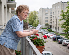 Przez dwadzieścia lat odkładałam po sto pięćdziesiąt złotych miesięcznie, a kartę do konta trzymała córka, "bo mama zgubi". W marcu potrzebowałam pieniędzy na prywatną operację zaćmy i córka przyniosła wydruk z bankomatu: 312 złotych