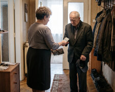 Tata od dwóch lat mieszka u siostry - "ma tam wszystko". Przed Wszystkimi Świętymi poprosił mnie po cichu o pięćdziesiąt złotych na znicze dla mamy. W samochodzie powiedział, że kartę do jego konta Iwona trzyma u siebie