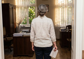 Matka zostawiła testament w kopercie u notariusza. Brat otworzył go pierwszy i powiedział, że "mama wszystko podzieliła po równo". Notariusz zadzwonił do mnie tydzień później. W testamencie nie było ani słowa o równym podziale.