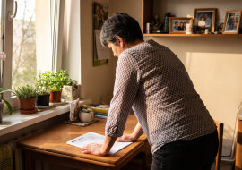 Poszłam z mamą do banku założyć lokatę z ubezpieczenia po tacie. Pani zapytała, czy mama nie woli najpierw nadpłacić kredytu - trzydziestu dwóch tysięcy, od marca, na dwie osoby: mama i Mirosław