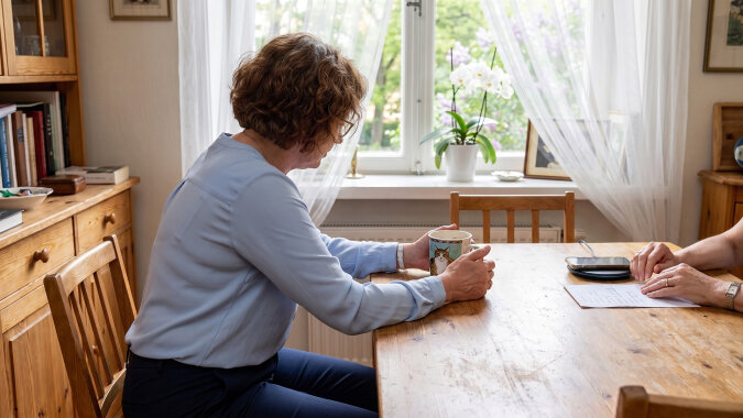Mama mieszka u siostry; jej telefon odbiera zawsze Ulka - "mama śpi", "mama w łazience", "mama ma gości". W niedzielę zadzwoniłam z numeru koleżanki. Mama odebrała sama i zapytała, kto mówi, "bo Ulka powiedziała, że Marzena już nie dzwoni"