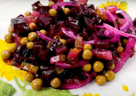 Szybka sałatka z buraków. Smaczniejsza niż winegret