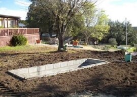 Zaczął kopać dziurę na swoim podwórku, wszyscy myśleli, że powstanie tam basen. Ale kiedy wejdziesz do środka...