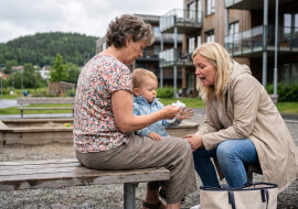Syn zaprosił mnie do Norwegii na lato - "fiordy, mamo, zobaczysz". Fiordy widziałam z okna kuchni, przy zmywaniu. W sierpniu na placu zabaw Polka z sąsiedniego bloku zapytała, z której jestem agencji, bo ona "bierze dwa tysiące euro i mieszkanie"