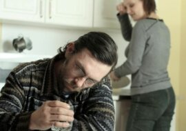 "Jestem mężatką od trzech lat i przez wszystkie trzy lata chcę się rozwieść. Mąż nie chce mi dawać pieniędzy"