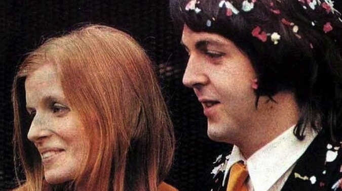 Panna młoda w żółtym płaszczu i tysiące szlochających fanek: jak wyglądał ślub Paula i Lindy McCartney