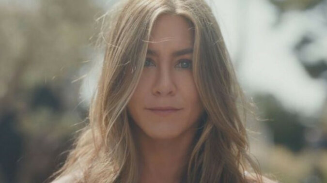Jennifer Aniston pochwaliła się szczupłą sylwetką w reklamie własnej firmy – wideo