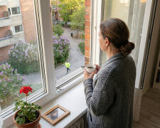 Pożyczyłam kuzynce piętnaście tysięcy na operację kolana. Operację zrobiła, kolano wyzdrowiało. Teraz biega po parku co rano - widzę ją z okna