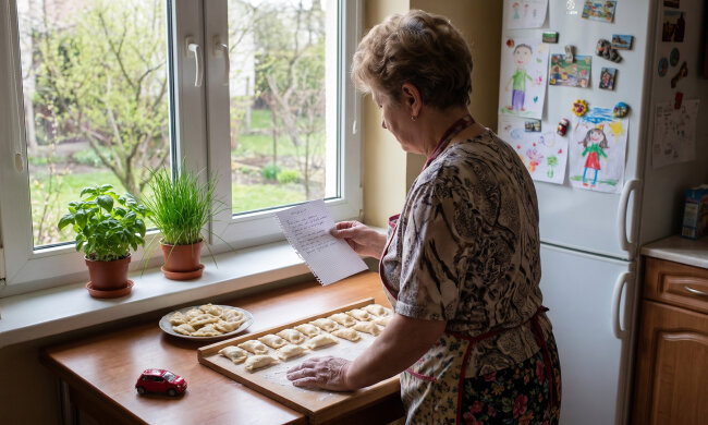 Syn ściągnął mnie na zimę do Dublina - "mama odpocznie, pozwiedza, pobędzie z wnukami". W polskim sklepie na tablicy ogłoszeń wisi kartka z numerem synowej: "Szukam niani od kwietnia, 15 euro za godzinę"