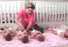 Mama ułożyła czworaczki w rządku, aby je przebrać. To co robi potem, jest niesamowite