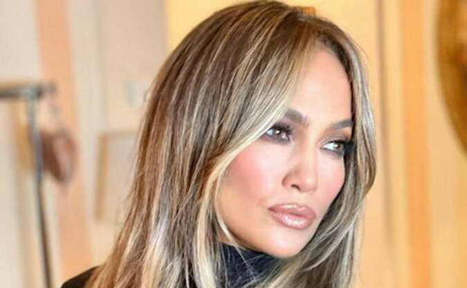 „Tęsknię za tymi chwilami”. Jennifer Lopez wzruszyła sieć zdjęciem, na którym czyta bajkę swoim dzieciom bliźniakom