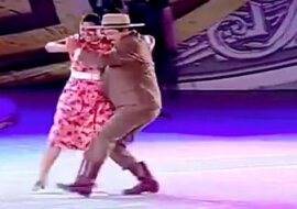 Żwawy i piękny taniec pulchnej pary