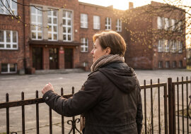Na poczcie, w kolejce po emeryturę, odwróciła się do mnie kobieta i spytała, czy jestem panią Wiesławą z podstawówki w Ozorkowie. Powiedziała, że przez całą zimę dokładałam jej kiedyś na obiady, bo w domu się nie przelewało