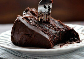 „Wilgotne” ciasto czekoladowe. Smakosze pokochają ten przepis